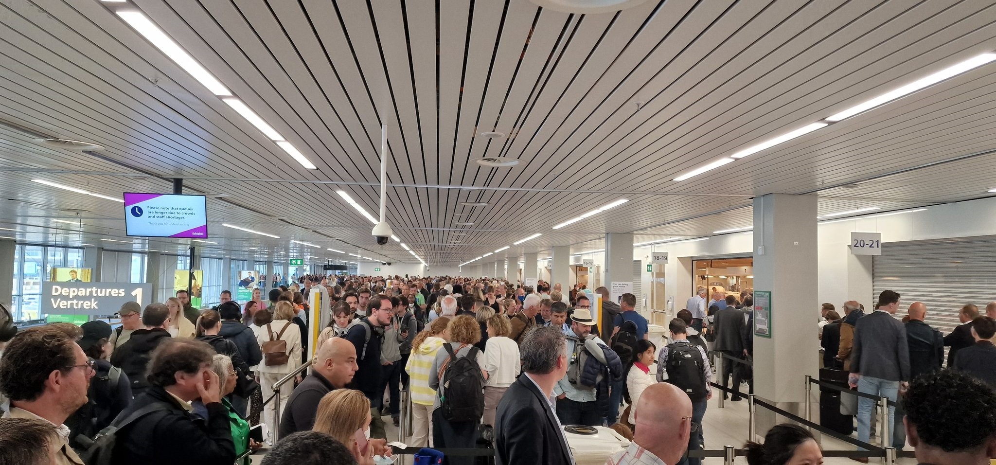 Bar has been set  !  Gatwick  to  cancel  4000  flights  after  Amsterdam  Schiphol  Airport  decided  a  cap  on  the  number of  travellers  per  day  this  summer .